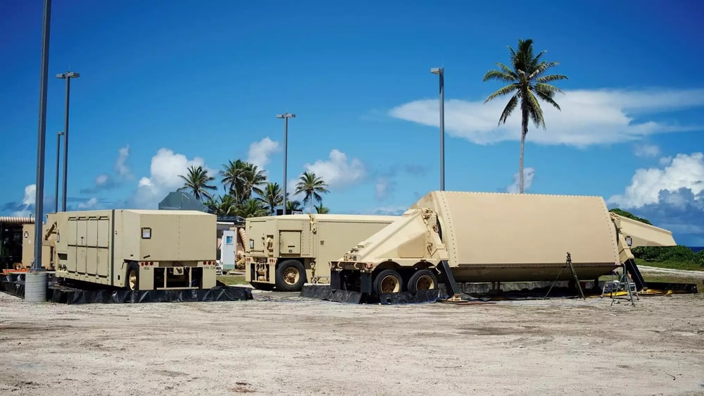 AN/TPY-2 sur l'atoll de Kwajalein pendant un essai antimissile en 2012 (de g. à dr.) : l'unité de climatisation, le système électronique et l'antenne radar.