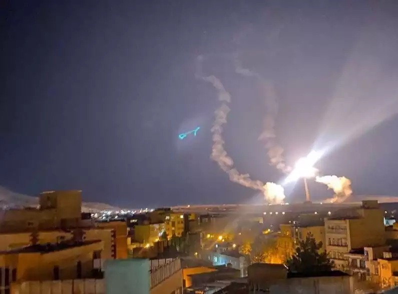 Capture d'écran d'une vidéo filmant le lancement de missiles depuis l'Iran.