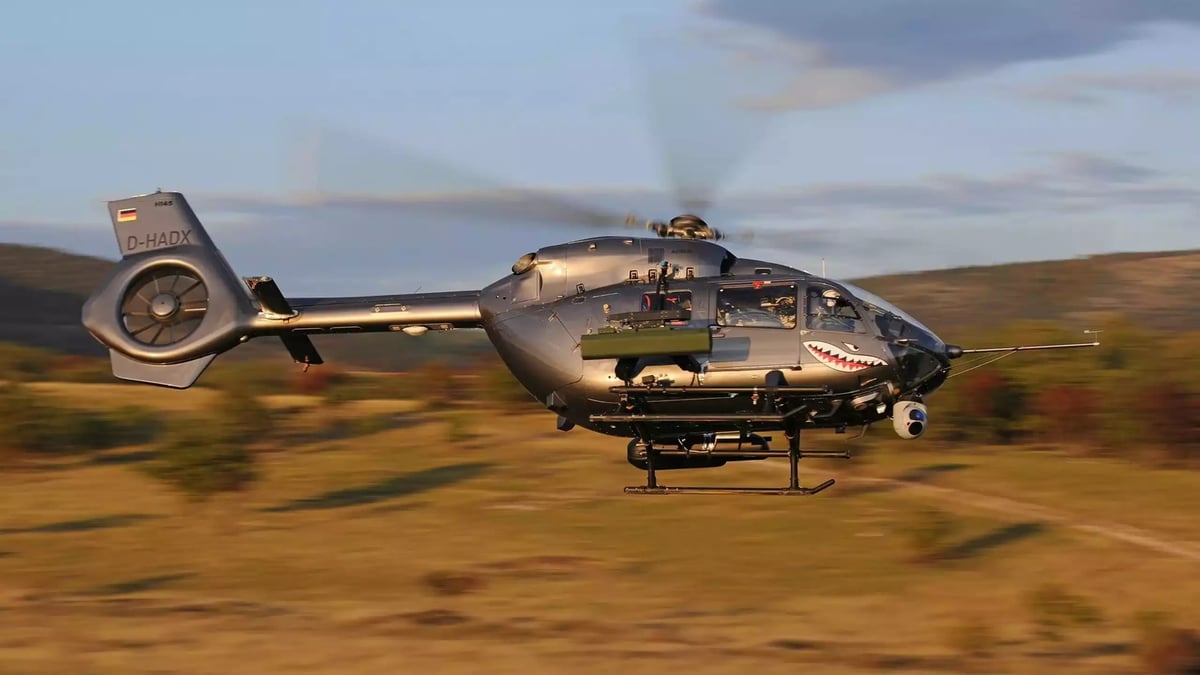 H145M d'Airbus équipé d'un pod canon, d'un pod roquette et d'une caméra électro-optique jour/infrarouge.