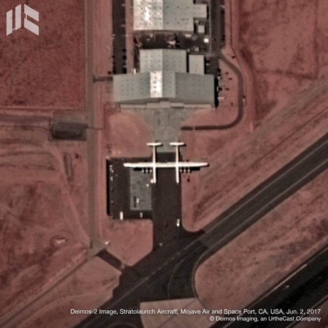 Le Stratolaunch hors de son hangar depuis 620 km d'altitude, le 2 juin 2017.