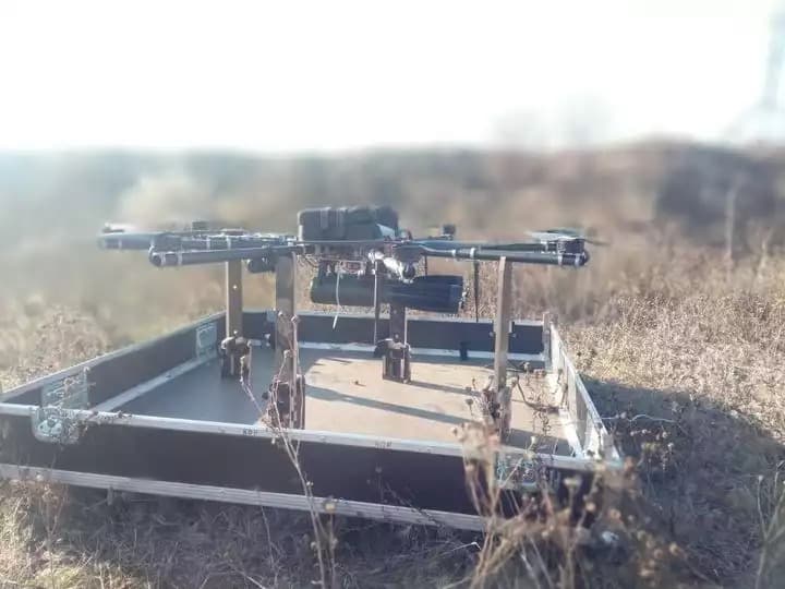 Drone développé par l'unité Aerorozvidka avec une capacité de 2 grenades antichars RKG-1600.