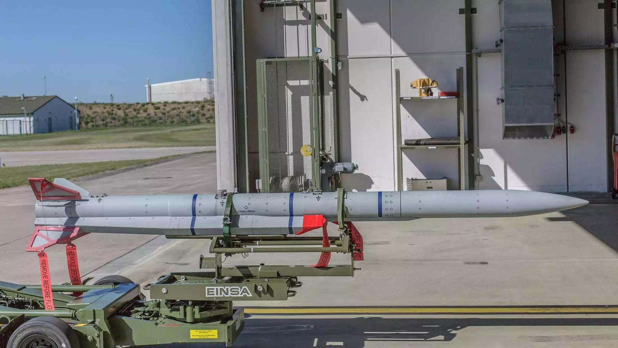 Mouvement d'un missile air-air très longue portée Meteor par les personnels de la Luftwaffe.