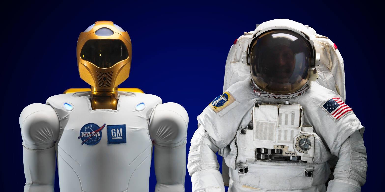 Astronaute et Robonaut