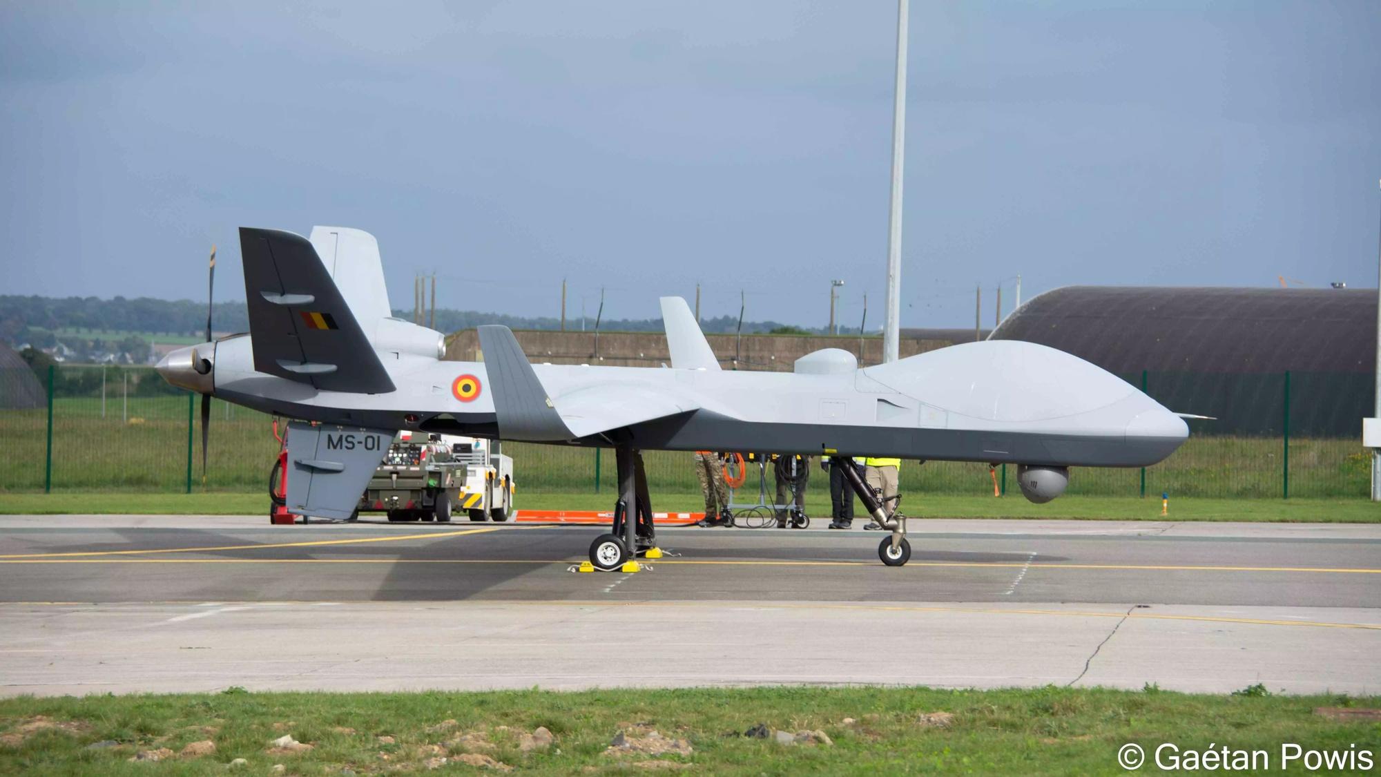 Drone MALE MQ-9B SkyGuardian belge (MS-01) sur le parking de la base aérienne de Florennes (Belgique).